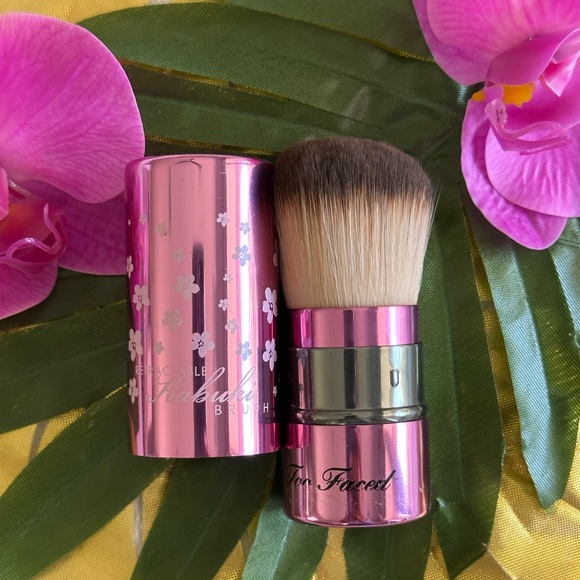 Too Faced Makeup Rare Too Faced Retractable Kabuki Brush Brand New